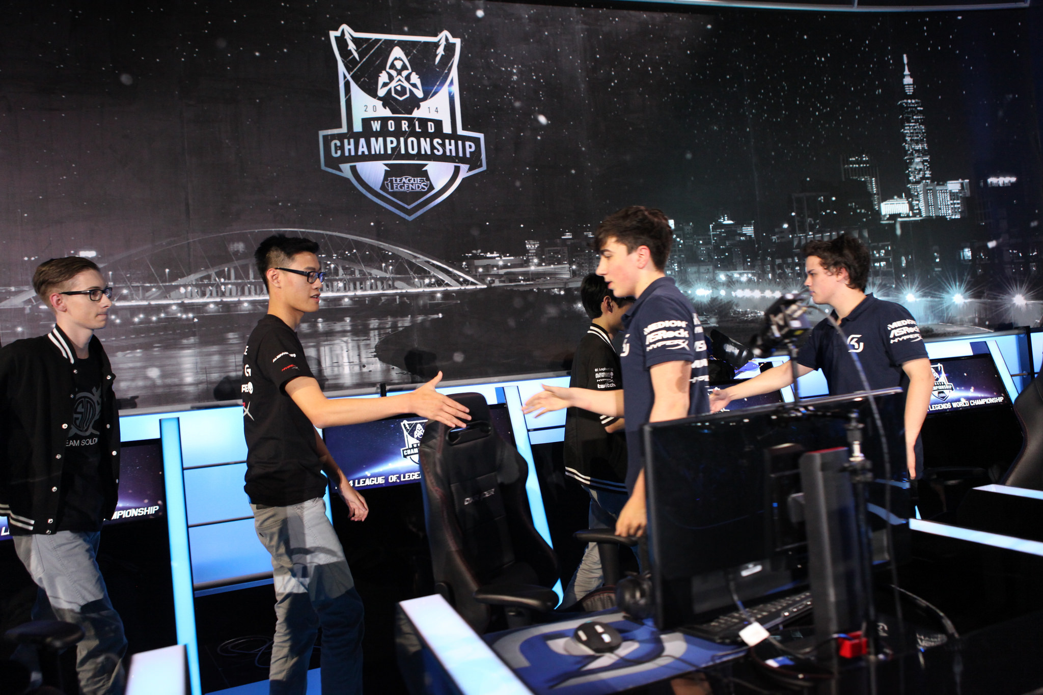 专访LNG教练：坦言队伍仍在调整状态，目标绝非仅是出线。